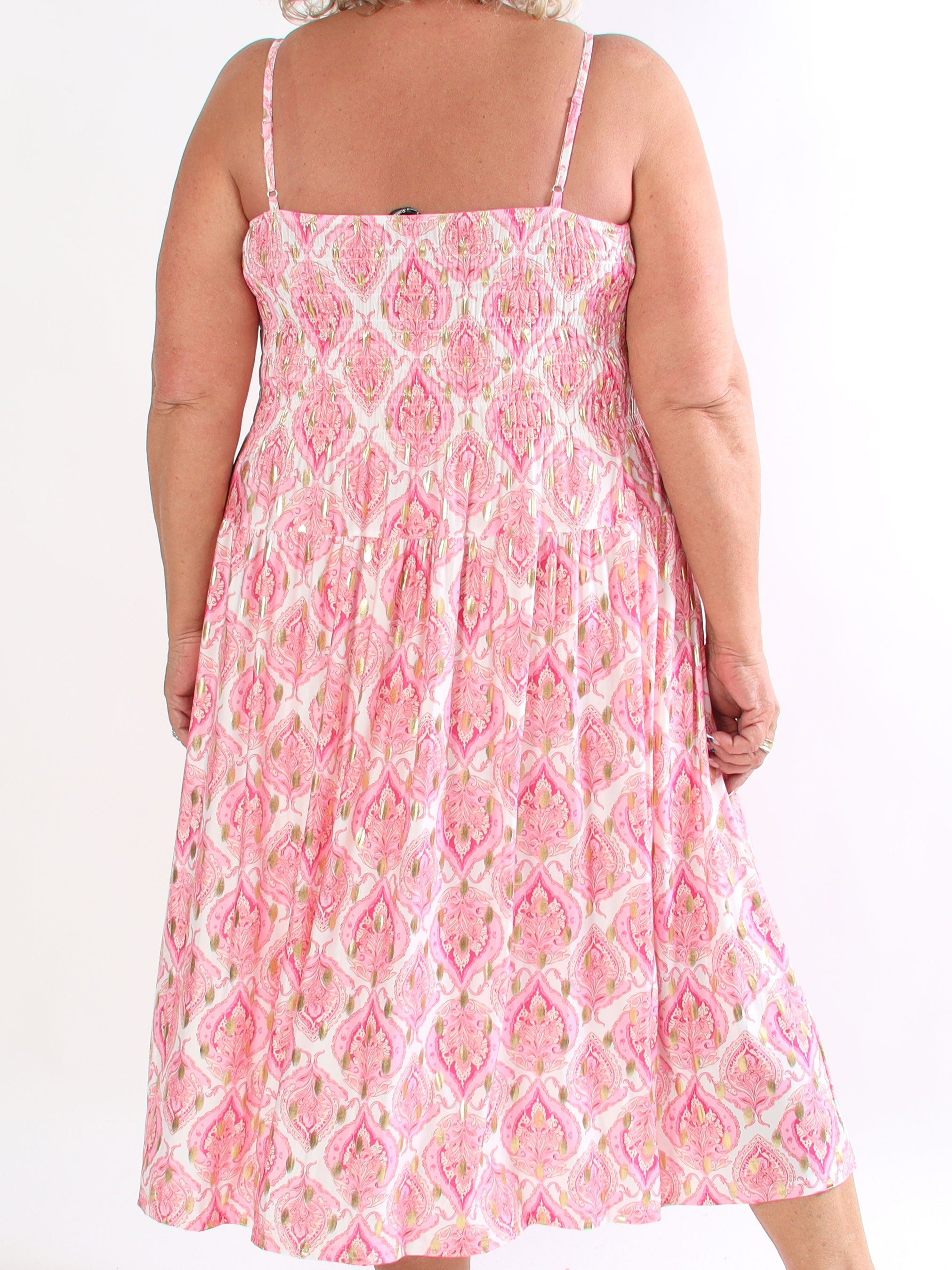 Maira Oasis - Plus size stropkjole med guld dutter og smock henover brystet